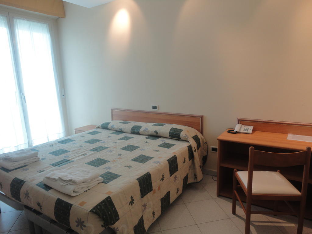 Hotel Al Ragno Чезенатіко Номер фото